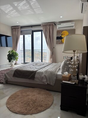 5 camere, una cassaforte in camera, una scrivania, ferro/asse da stiro