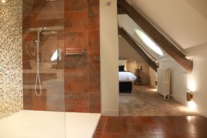 Superior Double Room | Bathroom | Hair dryer, bathrobes, towels, soap - Domaine de Bayeux (Bayeux)