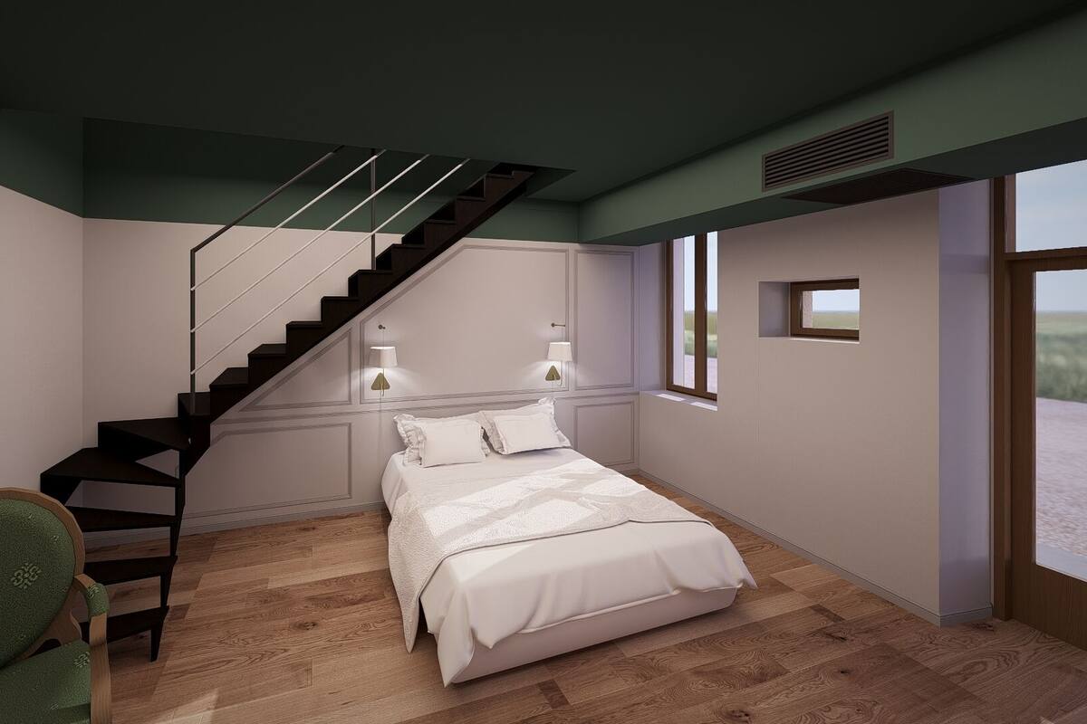 Un dormitorio con una cama, una silla, una escalera y un ventanal.