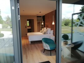 Ropa de cama de alta calidad y caja de seguridad en la habitación 