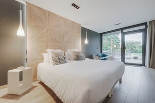 Ropa de cama de alta calidad y caja de seguridad en la habitación 