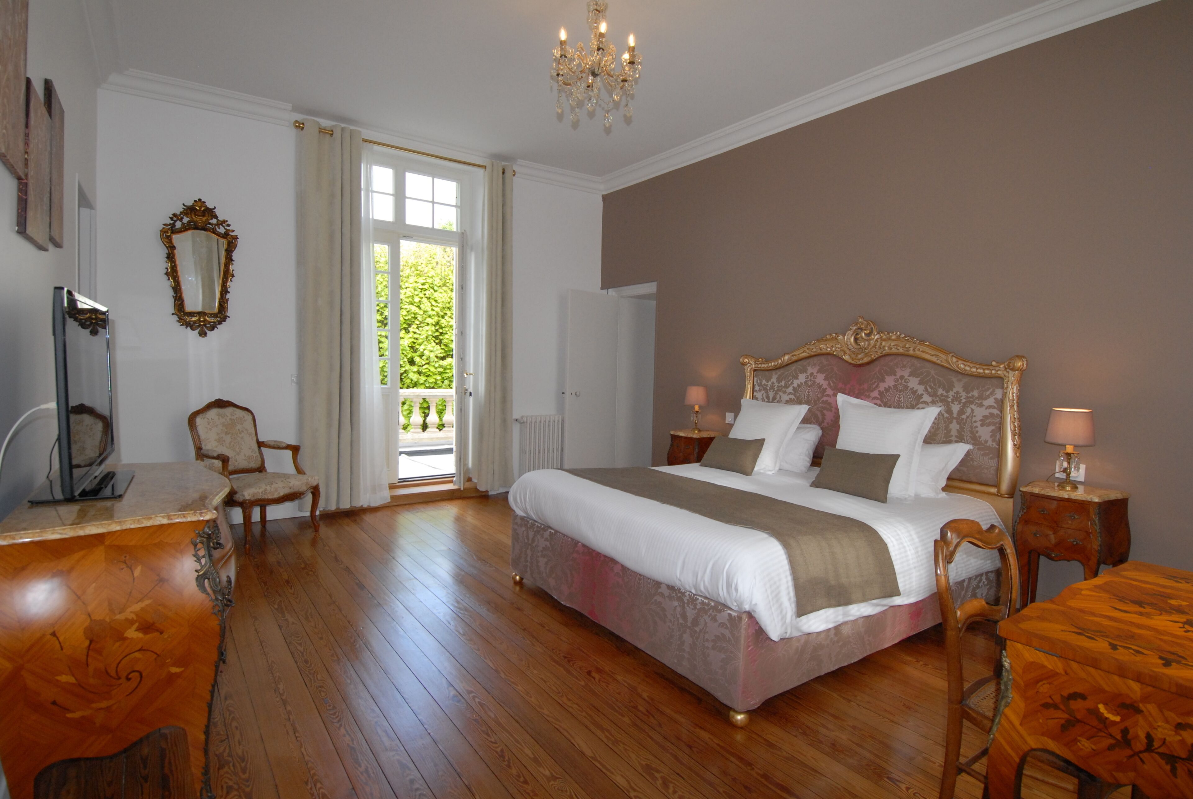 Literie de qualité supérieure, coffres-forts dans les chambres, bureau