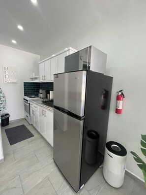 Comfort appartement, 2 queensize bedden, keuken, aan het zwembad | Privékeuken | Een koffiezetapparaat/waterkoker, een broodrooster, schoonmaakproducten