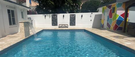 Una piscina al aire libre