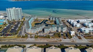 Ein Küstenresort mit mehreren Gebäuden, einem Parkplatz und einem Strand.