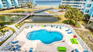 Ein Pool mit Liegestühlen und Blick auf den Strand.