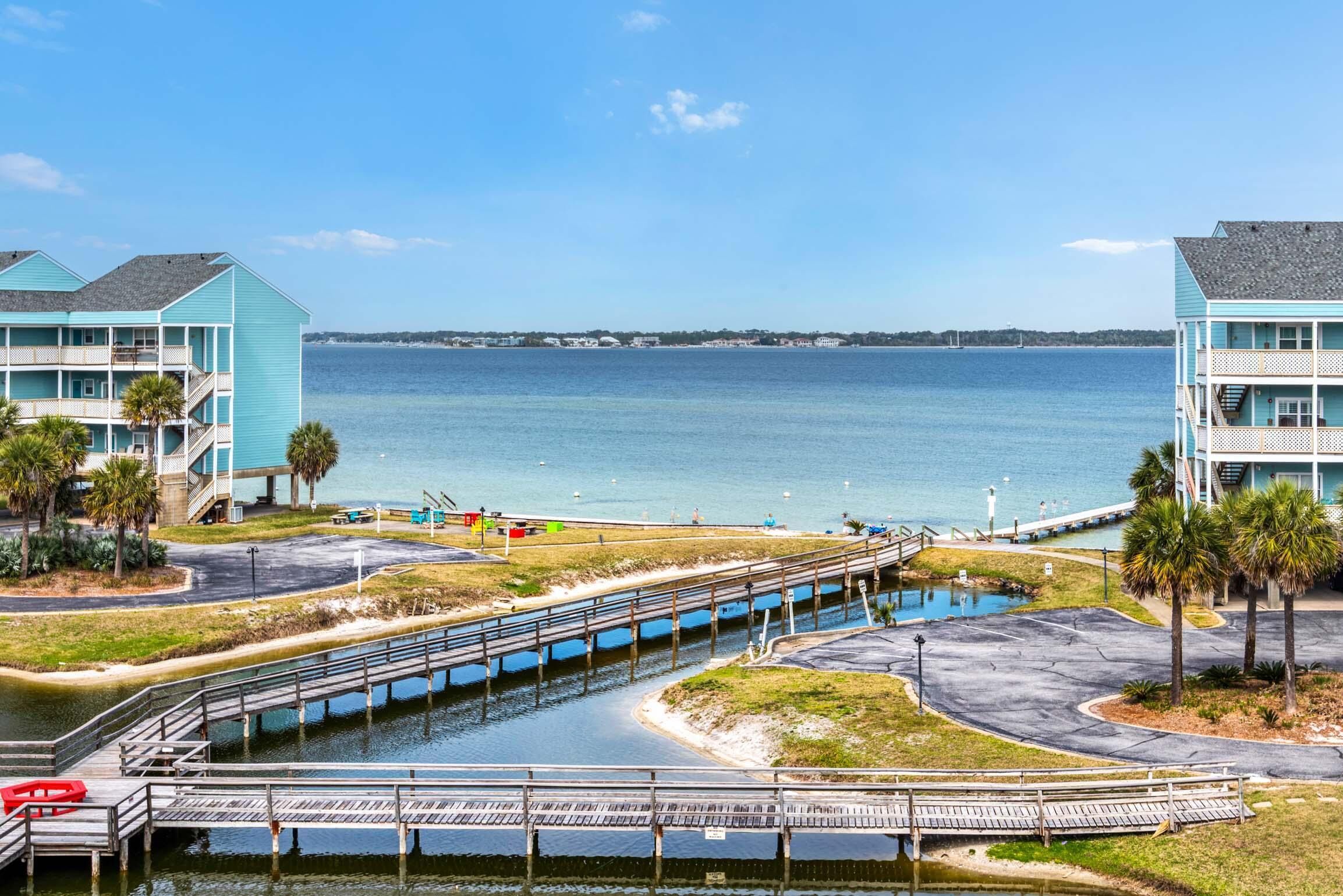 Ein Küstenhotel mit einem Yachthafen, einer Brücke und Meerblick.