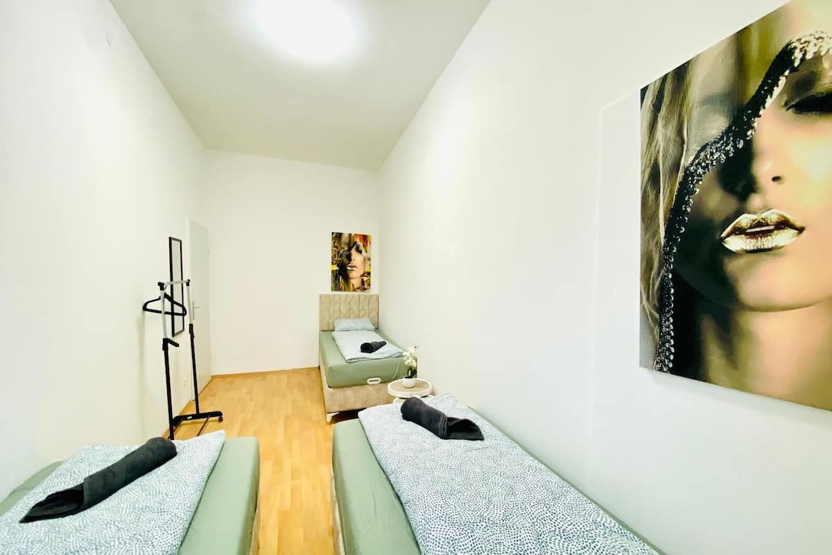 Cortinas blackout y tabla de planchar con plancha