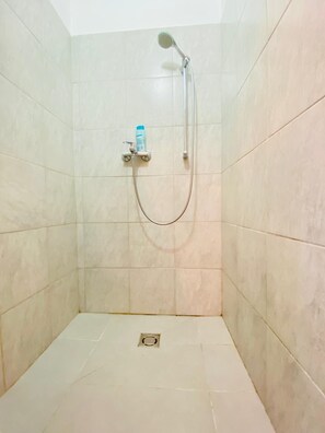 Shared bathroom - Rooms in Cozy 4BR Shared Apt Central (Vienna)