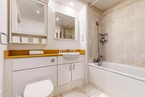 Doccia, asciugacapelli, asciugamani, sapone
