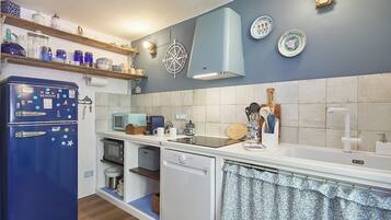 Apartment (2 Bedrooms) | Private kitchen | Microwave, oven, stovetop, espresso maker