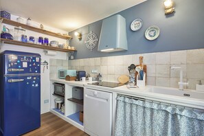 Apartment (2 Bedrooms) | Private kitchen | Microwave, oven, stovetop, espresso maker