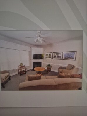 Living area - Spacious 3-bedroom estate with AC in delightful Williamsburg (Williamsburg)