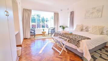 5 bedrooms, iron/ironing board, WiFi, bed sheets