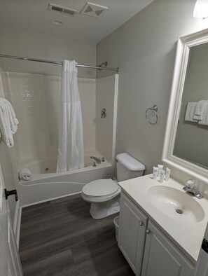 Bañera de hidromasaje, secador de pelo, toallas, jabón