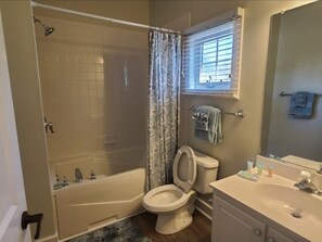 Bañera de hidromasaje, secador de pelo, toallas, jabón