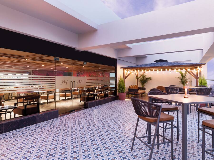3 restaurants; breakfast, lunch, and dinner served