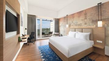 Privilege, Room, 1 King Bed | Minibar, in-room safe, desk, laptop workspace