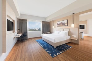 Minibar, in-room safe, desk, laptop workspace - Mercure Lucknow Gomti Nagar (Lucknow)