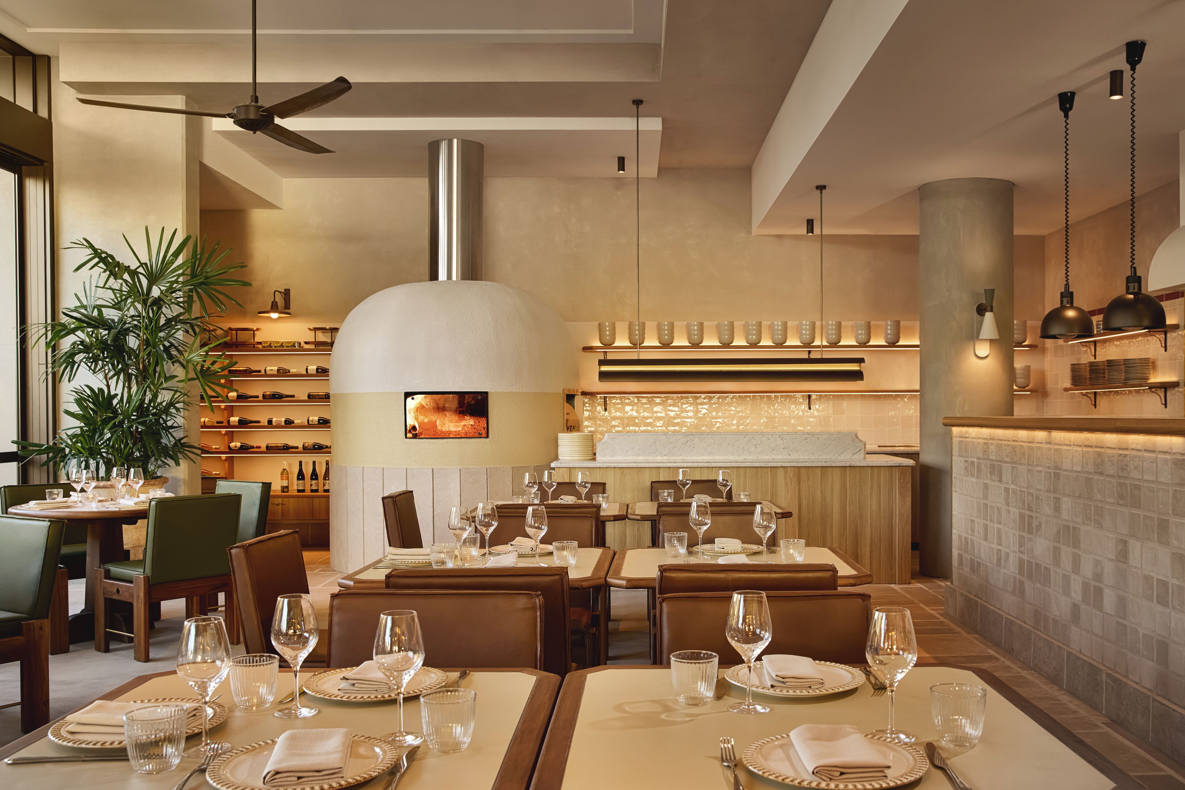 2 restauranter, der serverer morgenmad, frokost og aftensmad