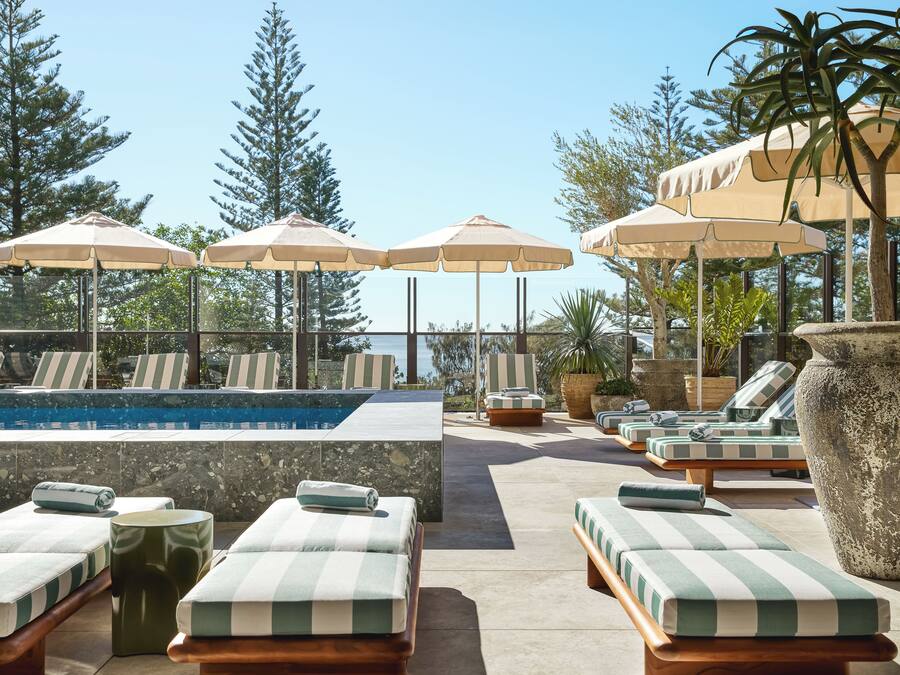 3 piscines extérieures, tentes de plage, chaises longues