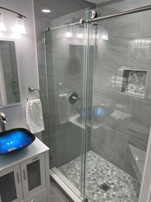 Dusche, Haartrockner, Handtücher, Toilettenpapier