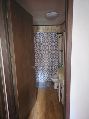 Secadora de cabello, toallas, papel de baño 