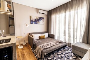 1 間睡房、書桌、熨斗/熨衫板、可攜式嬰兒床