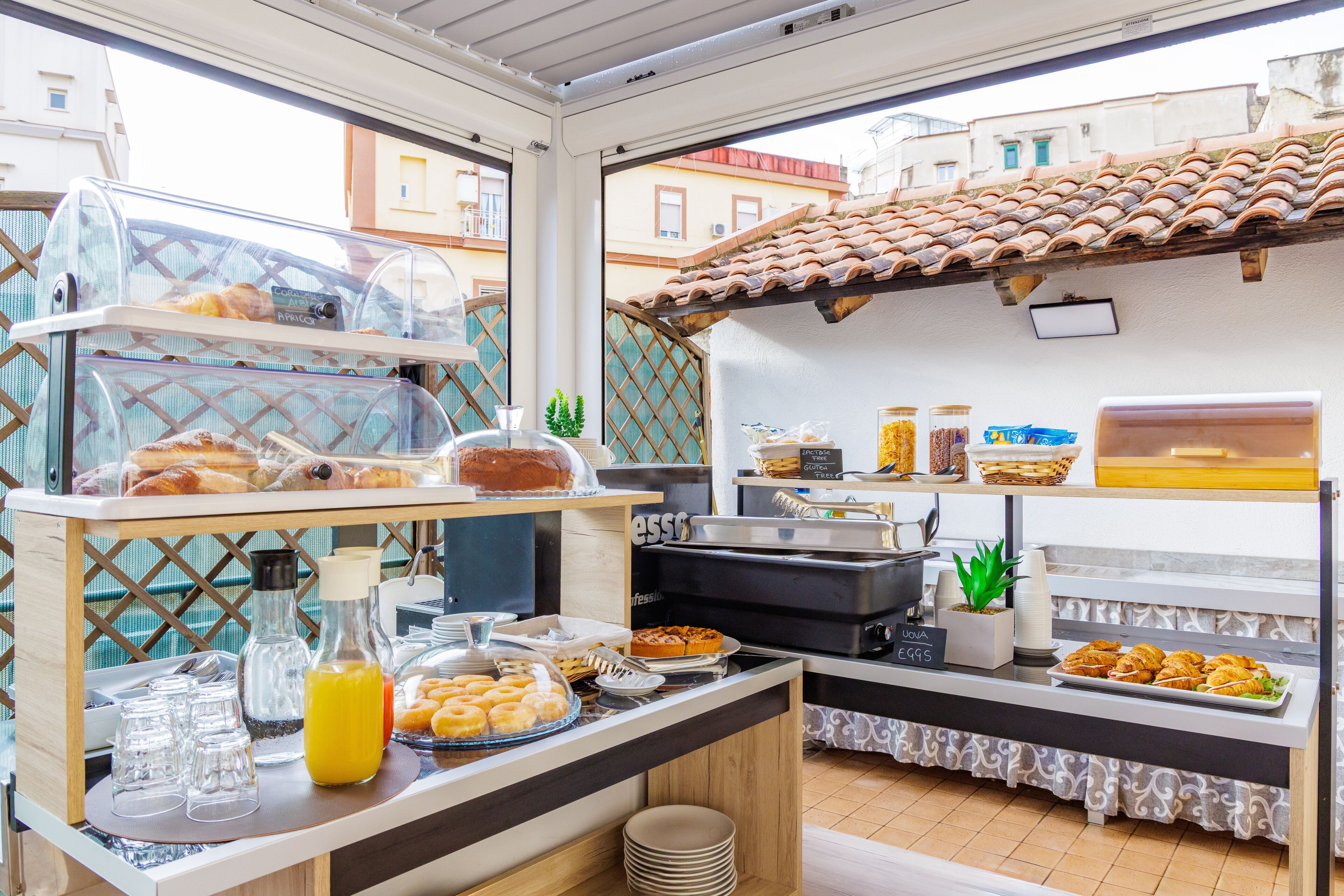 Café da manhã com buffet grátis todos os dias