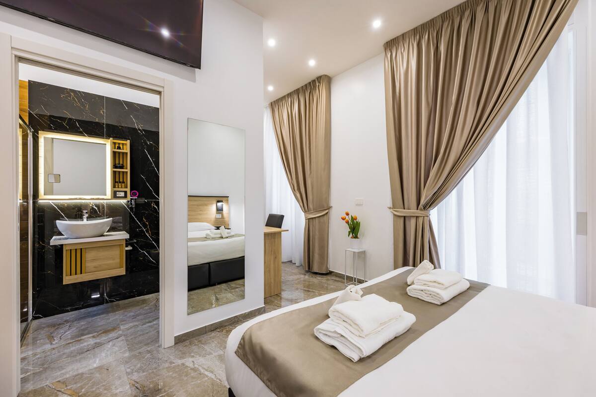 Comfort Triple Room | Meja, ruang kerja komputer riba, Wi-fi percuma 