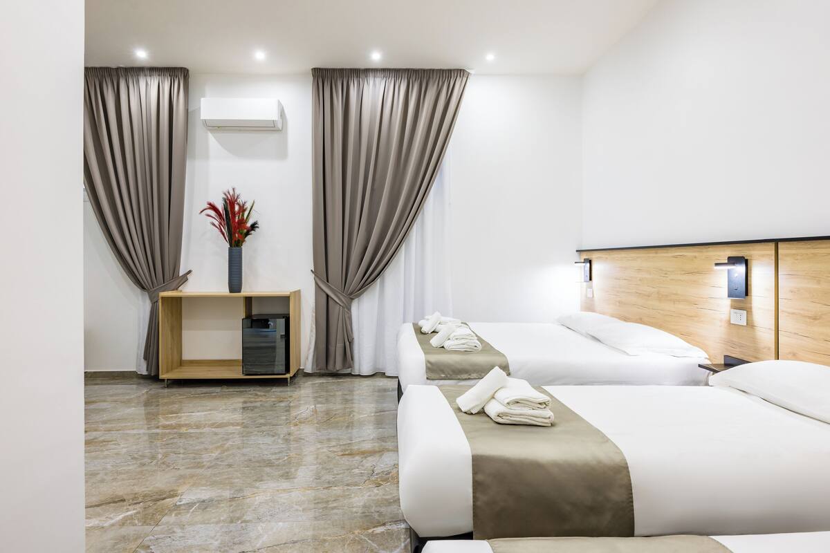 Economy Double or Twin Room | Meja, ruang kerja komputer riba, Wi-fi percuma 