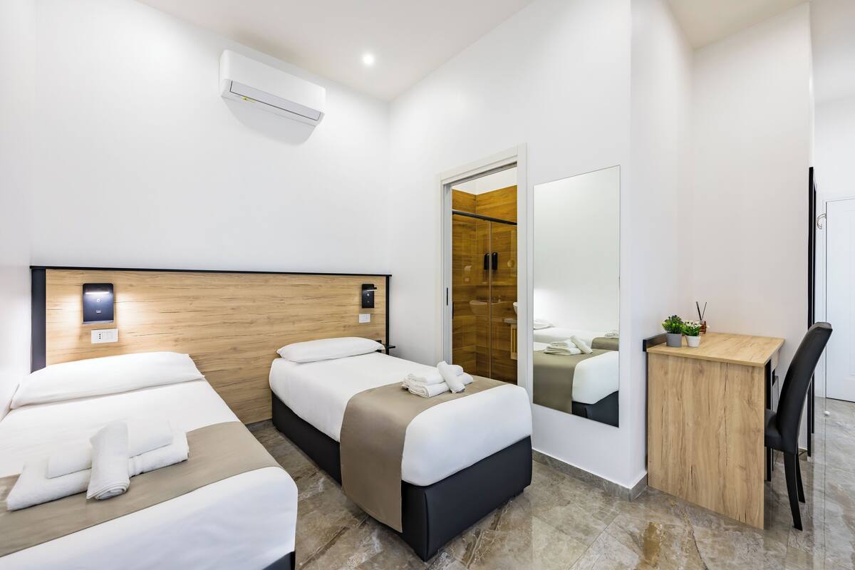 Comfort Double or Twin Room | Meja, ruang kerja komputer riba, Wi-fi percuma 