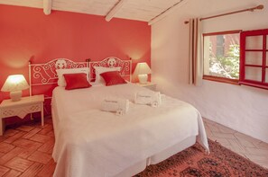 5 bedrooms, iron/ironing board, free WiFi, bed sheets