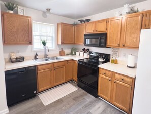 Réfrigérateur, four à micro-ondes, un four, surface de cuisson