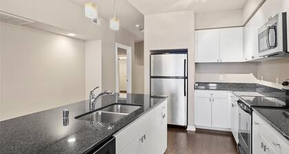 Charming 2-bedroom condo in central location with AC, WiFi in delightful Dallas