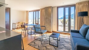 A modern living room with a sofa, a coffee table, and a dining area with chairs and a table. - Stylish 2 Masters w Patio View (Bogotá)