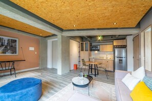 Un intérieur moderne comprenant une cuisine, un coin repas et un espace salon.