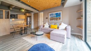 A modern living space with a kitchen, dining area, and seating area. - Modern 1 BR in Chapinero (Bogotá)