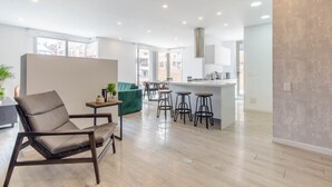 A modern apartment with a kitchen, dining area, and a living room. - Modern 3BR in Usaqu n (Bogotá)