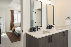 4 camere, una scrivania, ferro/asse da stiro, culla da viaggio