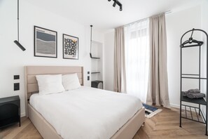 1 bedroom, WiFi, bed sheets - Parisian Design Apartment - 2 rooms - sleeps 4 - Palais Maillot (Paris)