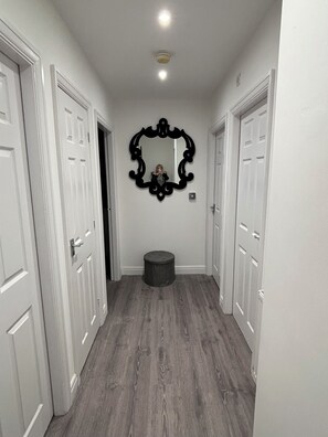 Interior - Charming 2-bedroom apartment in awesome Anlaby Common with WiFi. (Anlaby Common)