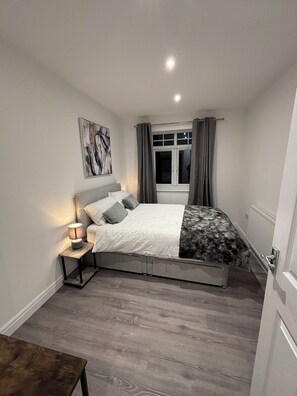 2 bedrooms, iron/ironing board, WiFi, bed sheets - Charming 2-bedroom apartment in awesome Anlaby Common with WiFi. (Anlaby Common)