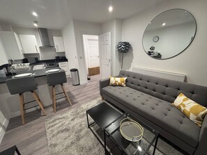 Smart TV - Charming 2-bedroom apartment in awesome Anlaby Common with WiFi. (Anlaby Common)