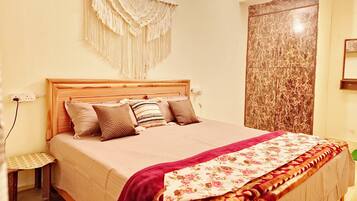 1 bedroom, desk, iron/ironing board, WiFi