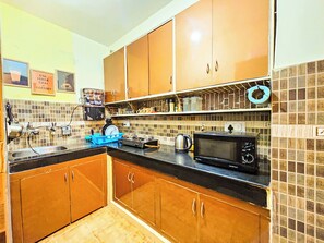 Kjøleskap, mikrobølgeovn, kokeplater og vannkoker