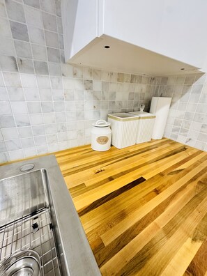 Kjøleskap, mikrobølgeovn, ovn og kokeplater