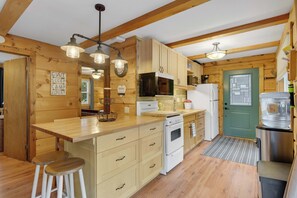 Four à micro-ondes, un four, surface de cuisson