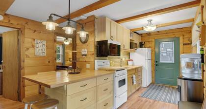 Clear Bay Cabin
Pet friendly log cabin, private 1.3 acres beach 4 min. drive.