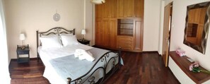 3 bedrooms, desk, free WiFi, bed sheets